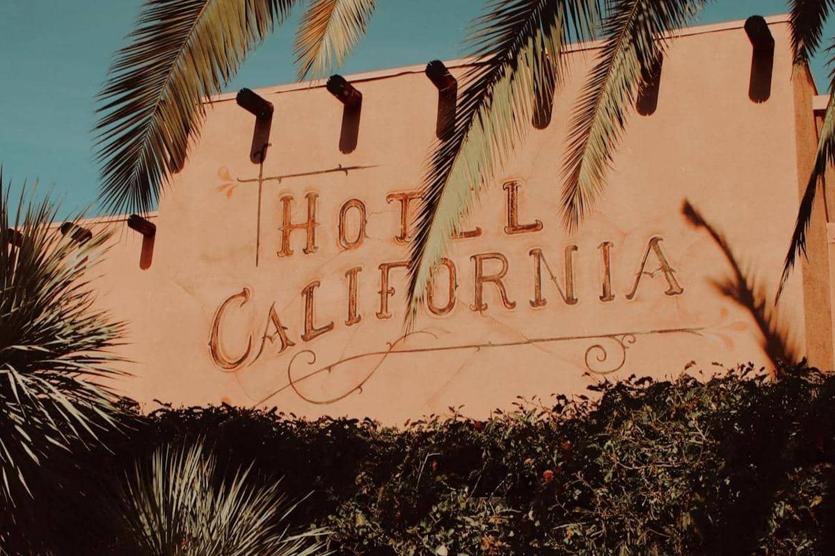 ilustrasi hotel di California
