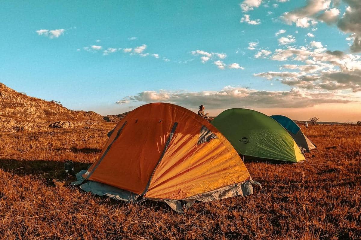 ilustrasi tenda camping