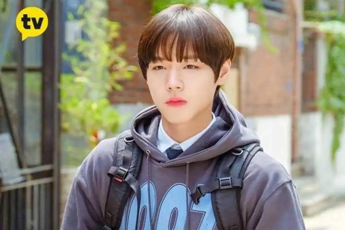 Still cut Love Revolution