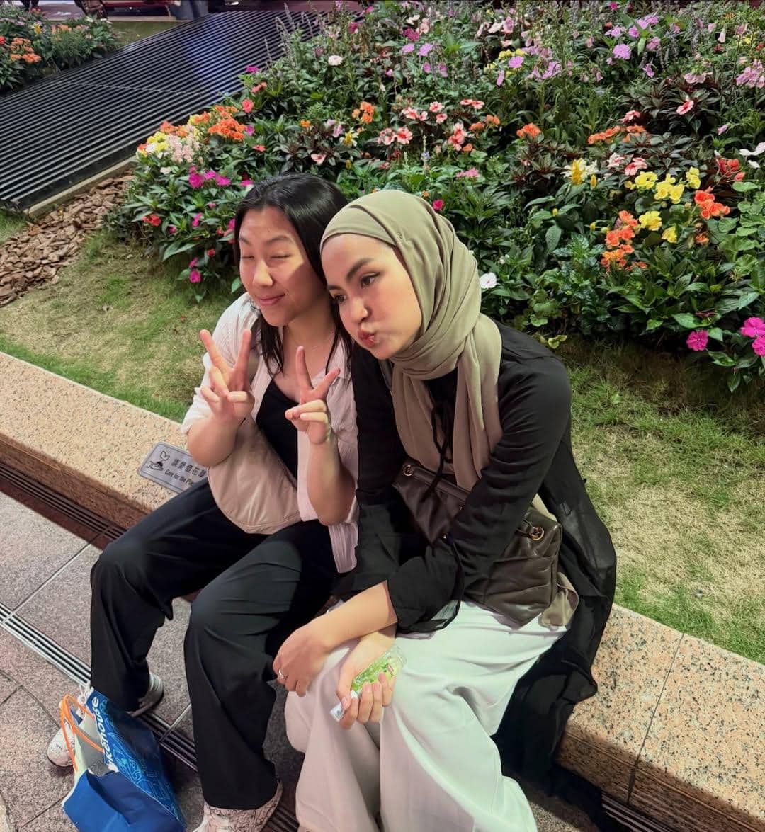 Xaviera Putri liburan bareng sahabat di Hong Kong