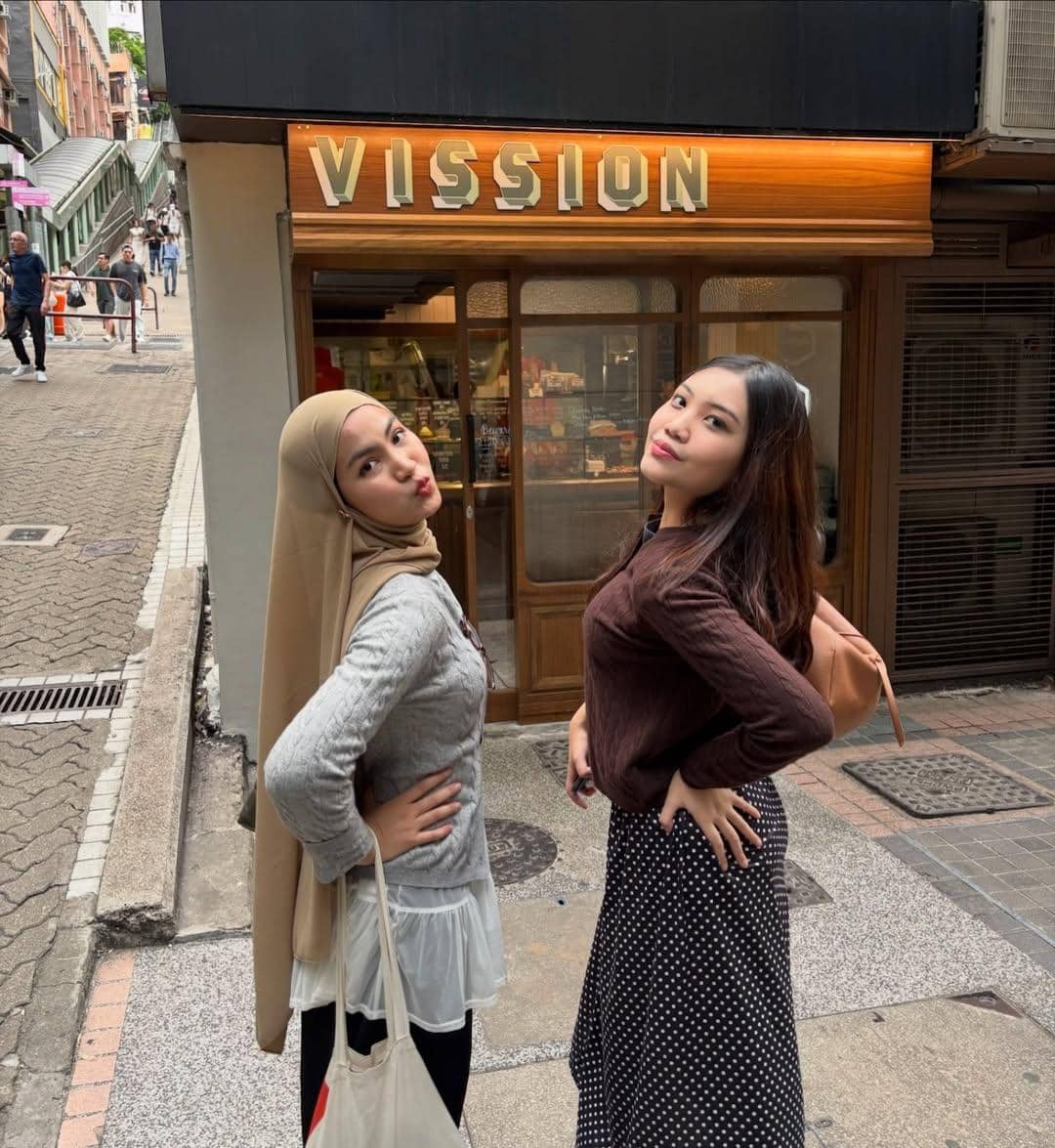 Xaviera Putri liburan bareng sahabat di Hong Kong