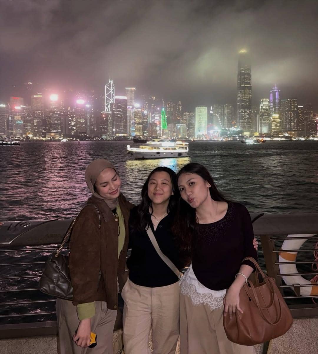 Xaviera Putri liburan bareng sahabat di Hong Kong
