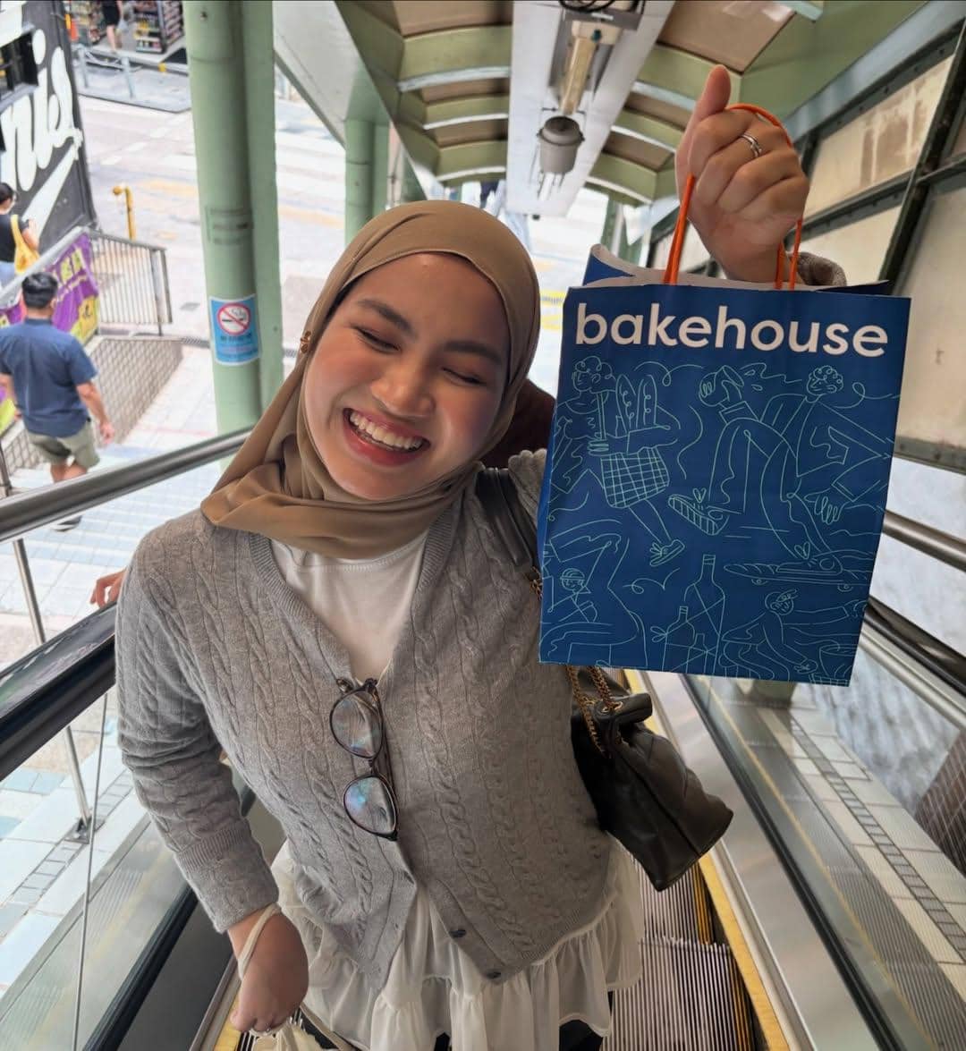 Xaviera Putri liburan bareng sahabat di Hong Kong