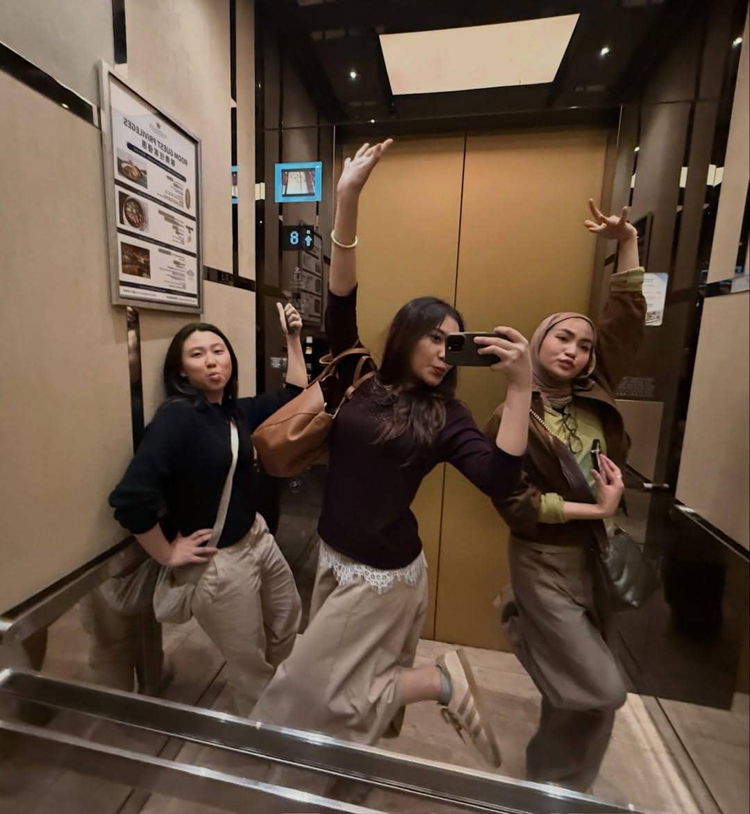 Xaviera Putri liburan bareng sahabat di Hong Kong