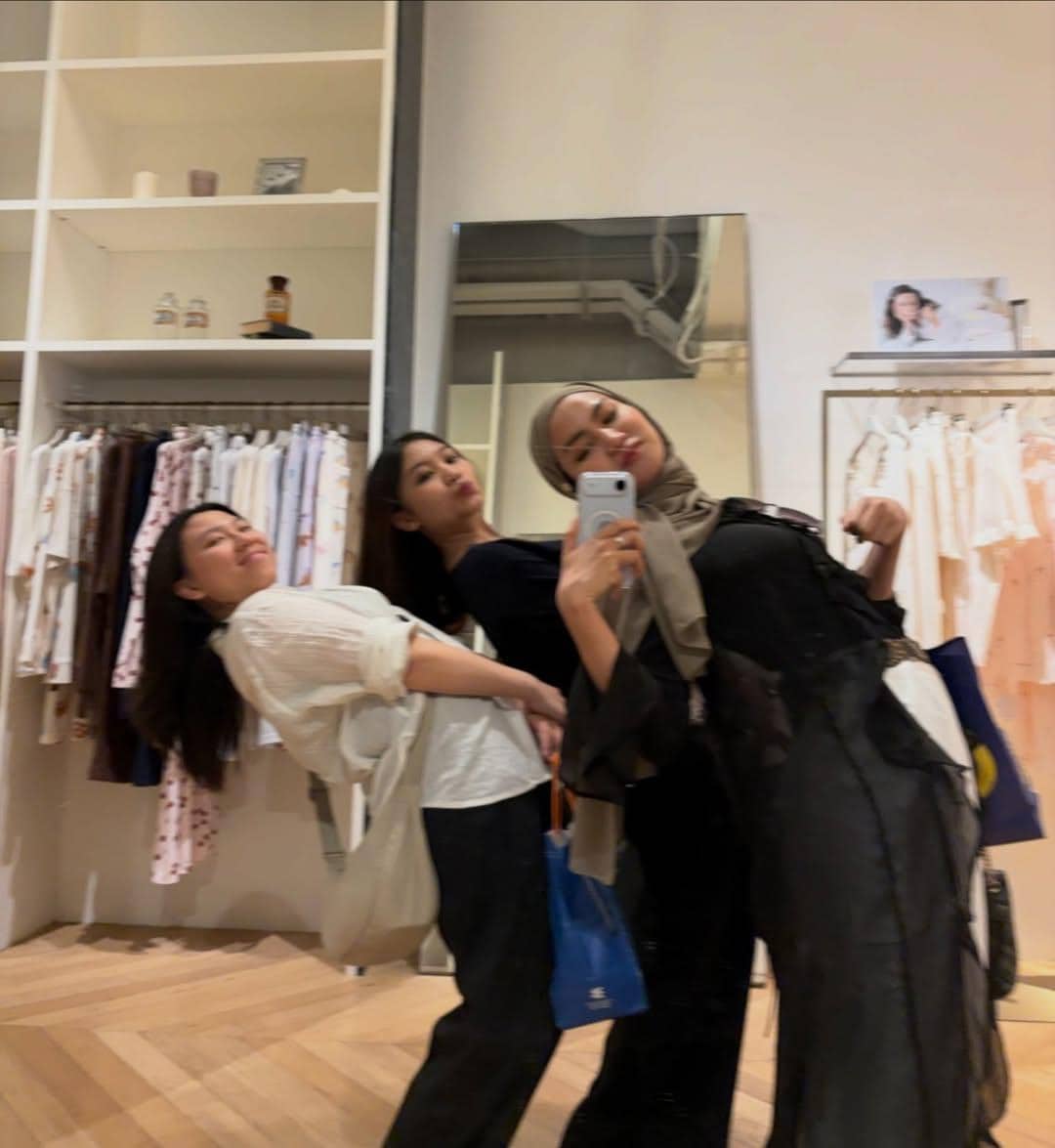 Xaviera Putri liburan bareng sahabat di Hong Kong