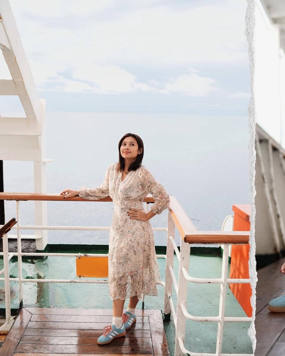 gaya ootd dengan dress ala Indah Permatasari 