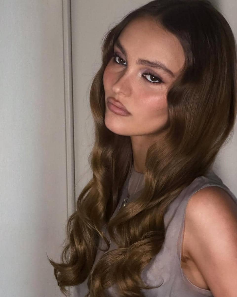 Lily-Rose Depp berpose Gen Z pout