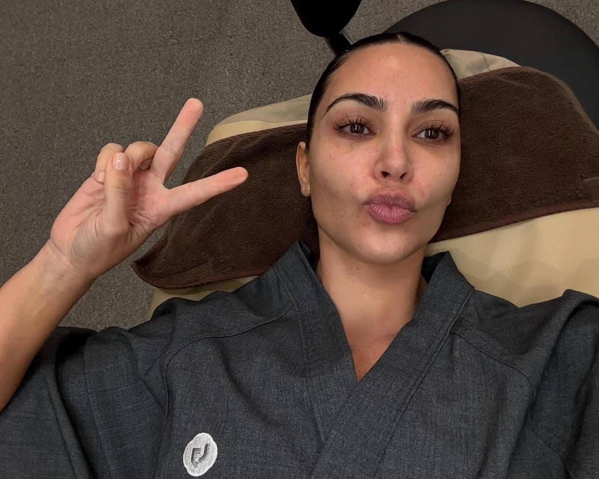Kim Kardashian berpose duck face