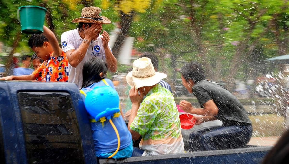 Orang-orang di atas bak truk basah kuyup selama festival Songkran di Chiang Mai, Thailand. (Takeaway, CC BY-SA 3.0, via Wikimedia Commons)