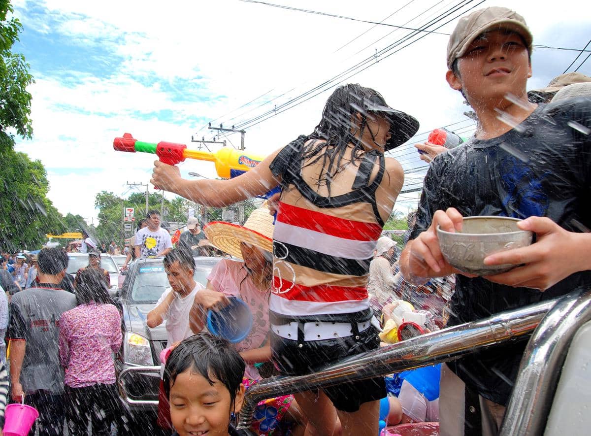 Jalan-jalan di sepanjang parit tua Chiang Mai dipenuhi kendaraan selama festival Songkran.