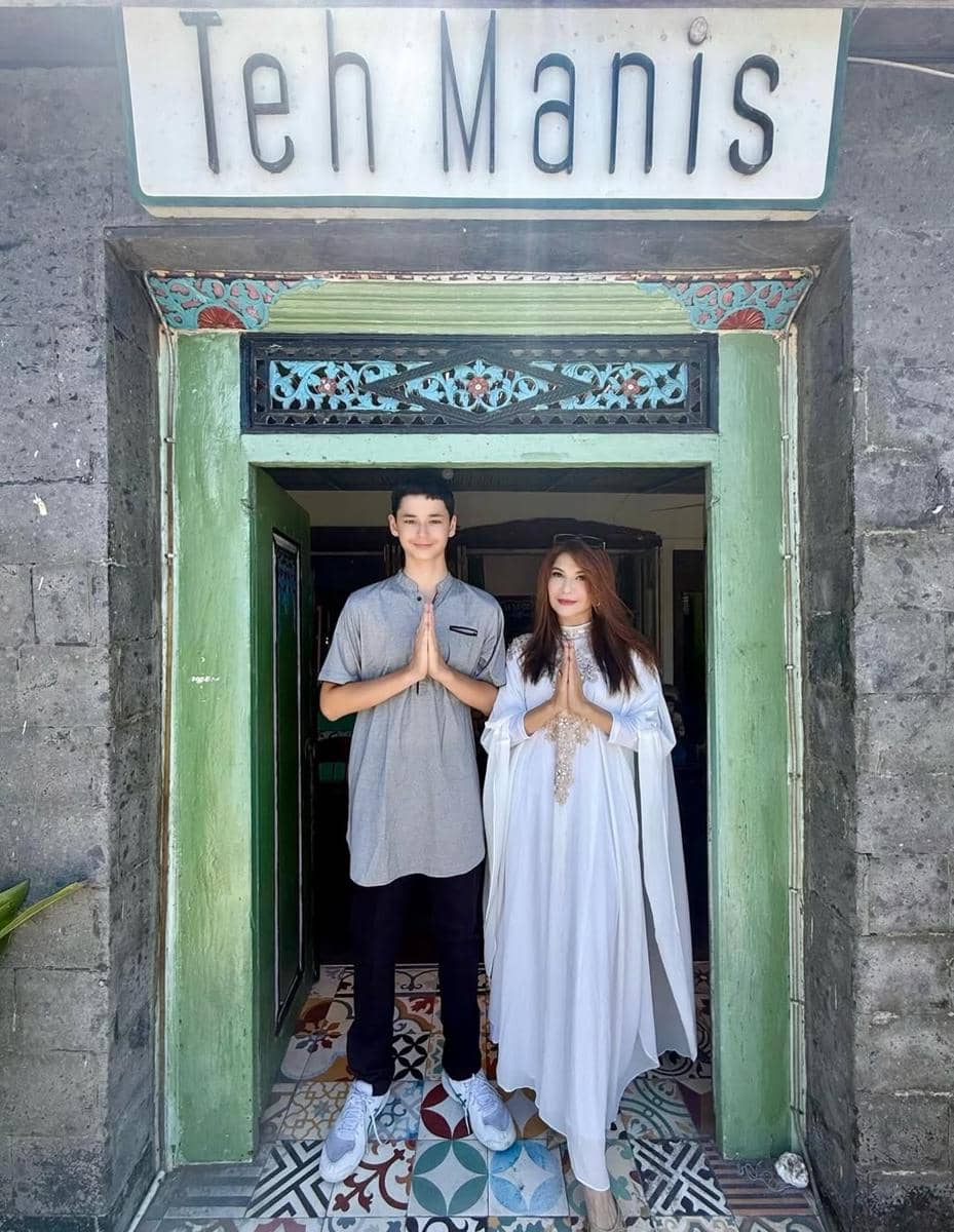 Gaya kompak Tamara Bleszynski dan anak-anak. 