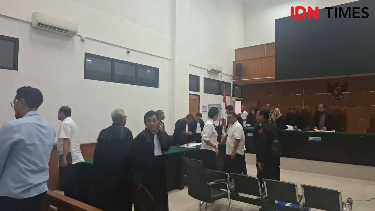 3 okmum jaksa dan 2 swasta terdakwa pemerasan usai jalani sidang di PN Serang (Dok. Khaerul Anwar)