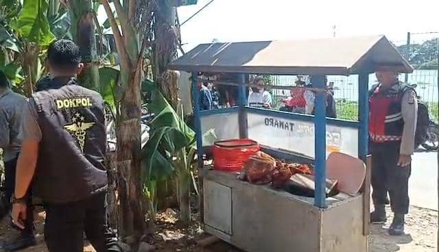 Tim Dokpol Polda Sulsel memeriksa temuan jasad bayi dalam boks di gerobak es cendol di Kabupaten Gowa, Senin (13/4/2026). Dok. Polda Sulsel