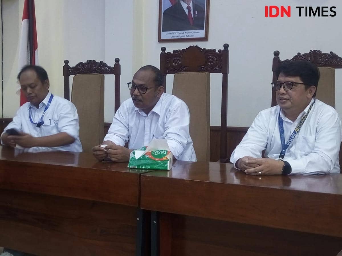 ‎Rektor ISI Yogyakarta saat ini adalah Dr. Irwandi(tengah).(IDN Times/Daruwaskita)
