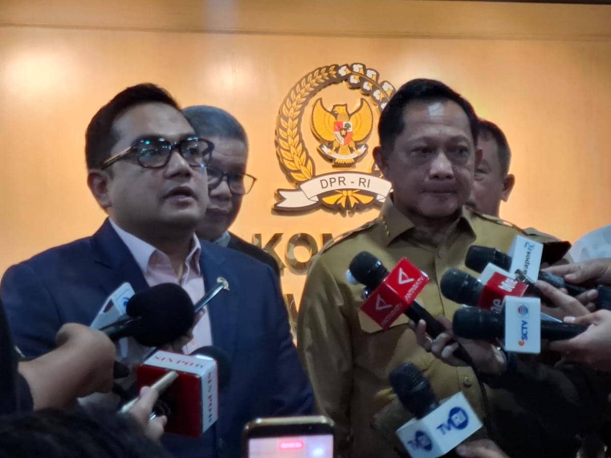 Ketua Komisi II DPR RI Muhammad Rifqinizamy Karsayuda (kiri) dan Mendagri Tito Karnavian (kanan) di Gedung DPR RI. 