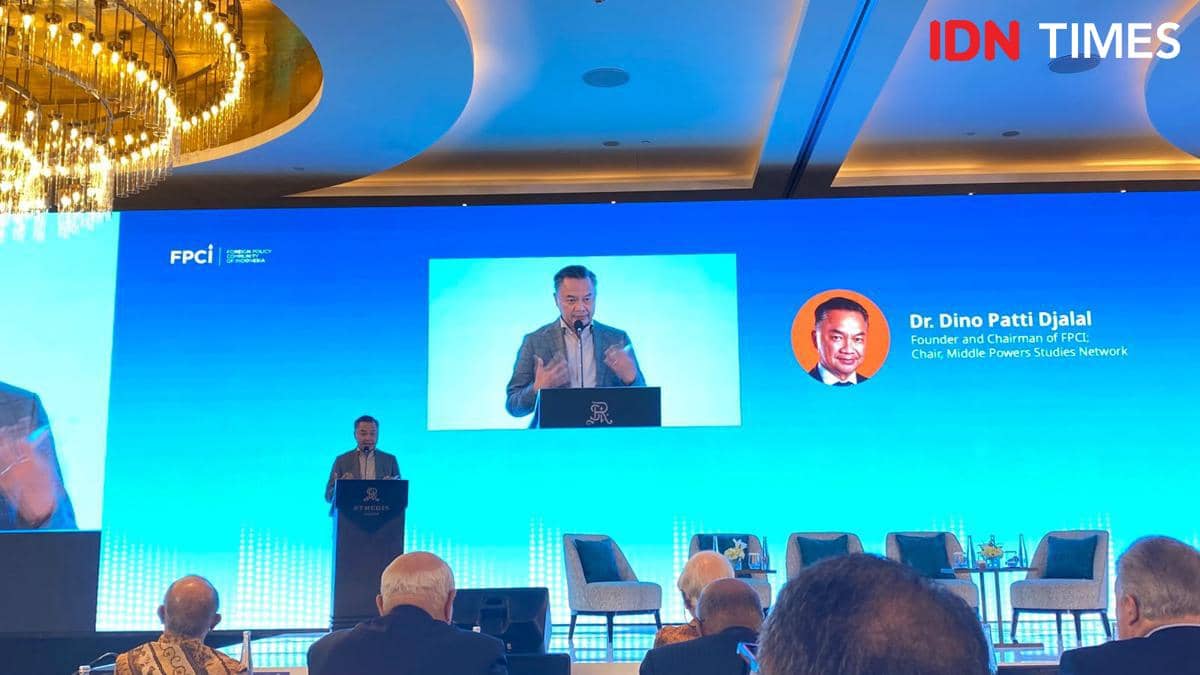 Founder FPCI Dino Patti Djalal membuka Middle Powers Conference 2026. 