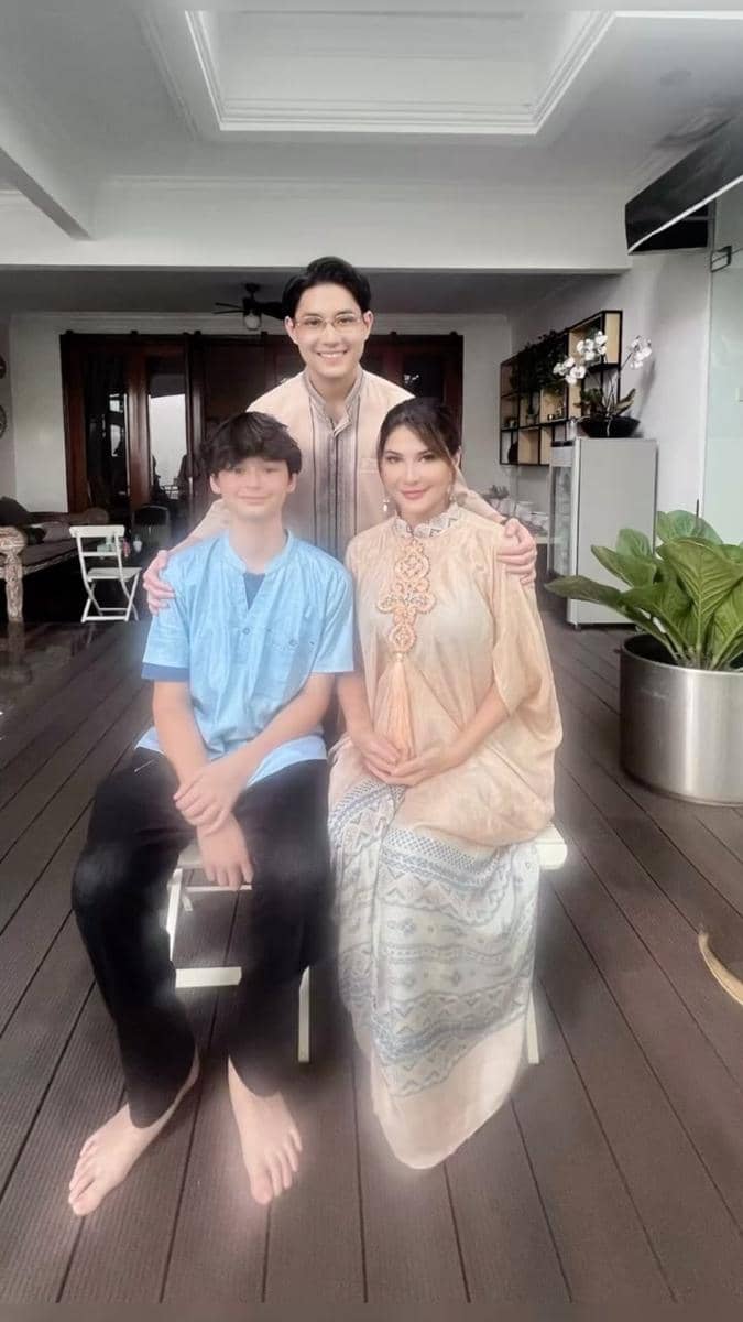 Gaya kompak Tamara Bleszynski dan anak-anak