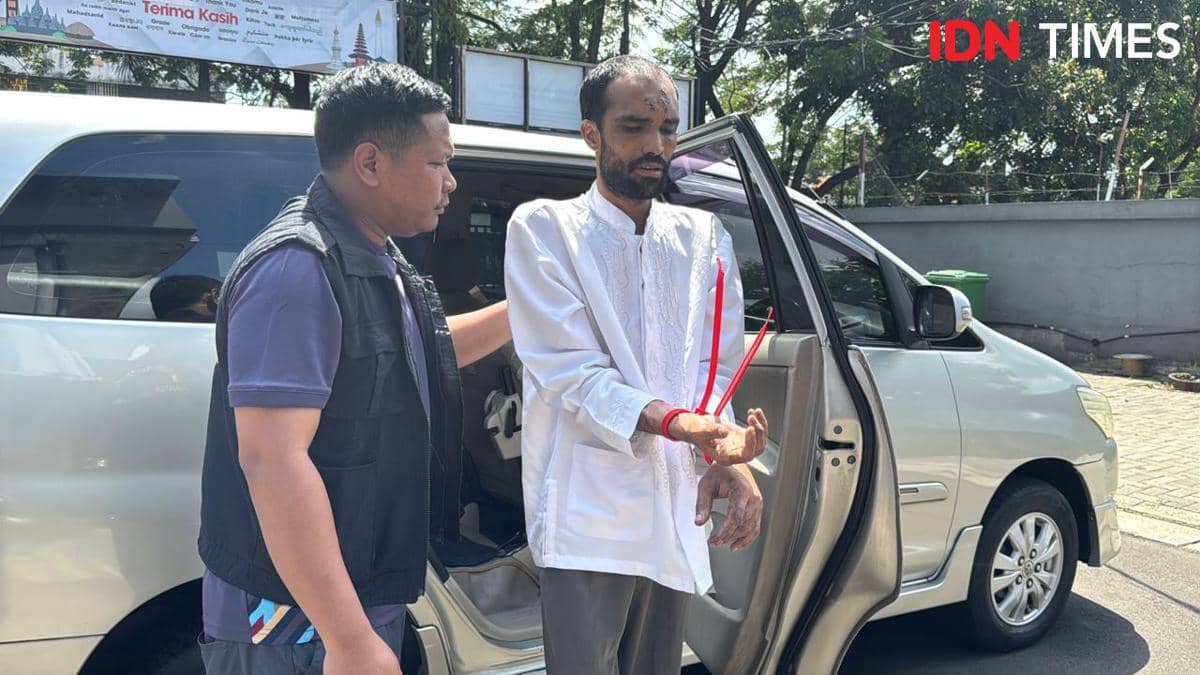 WNA Pakistan Ngamuk Bawa Bambu di Tangerang Diamankan Petugas Imigrasi