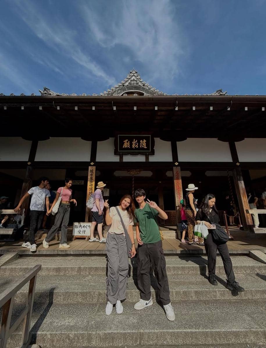 Gaya kompak Tamara Bleszynski dan anak-anak. 