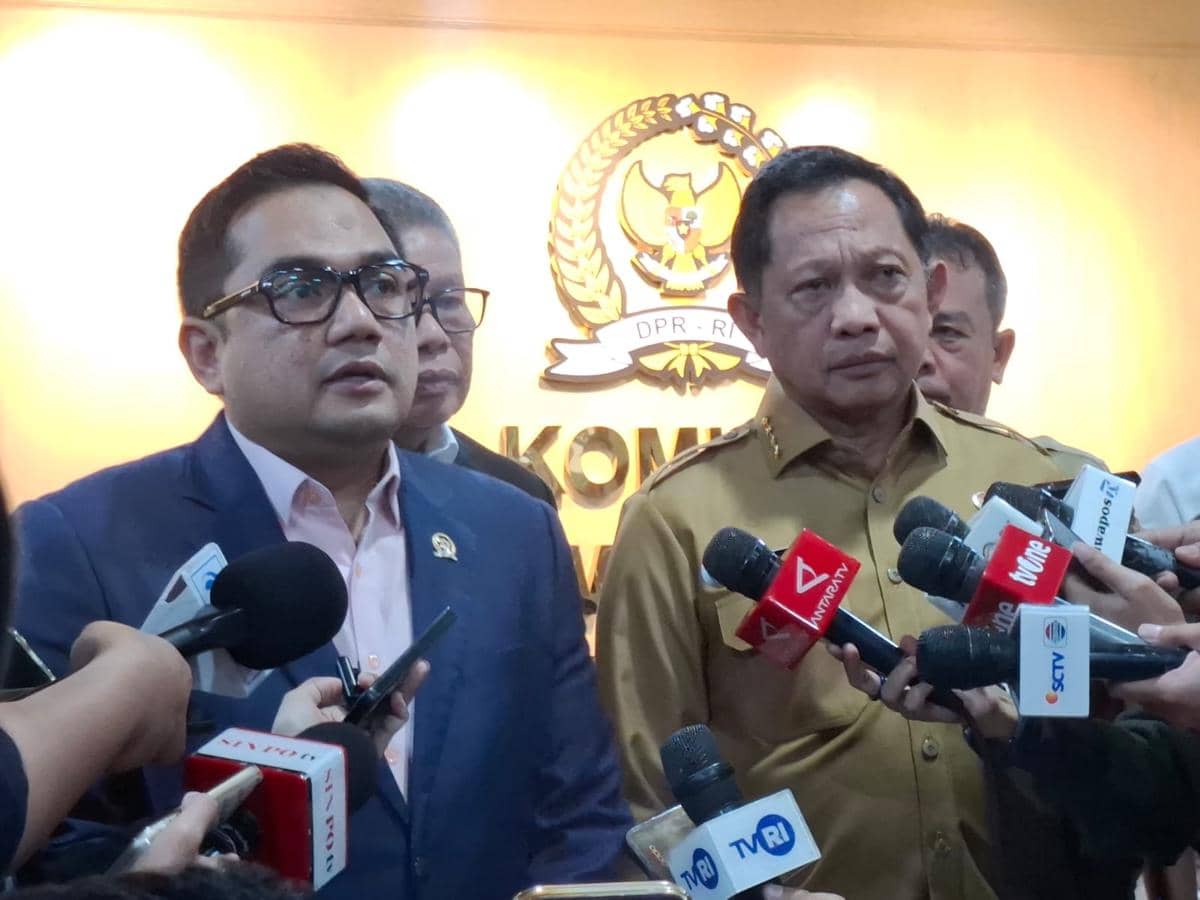 Ketua Komisi II DPR RI Muhammad Rifqinizamy Karsayuda (kiri) dan Mendagri Tito Karnavian (kanan) di Gedung DPR RI.