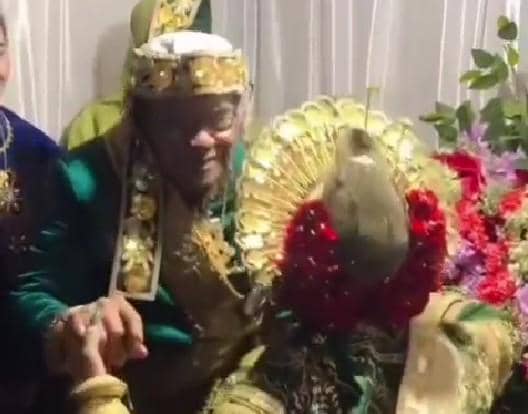 Tangkapan layar rekaman video pernikahan pria 71 tahun dengan gadis 18 tahun di Luwu, Sulawesi Selatan. Istimewa