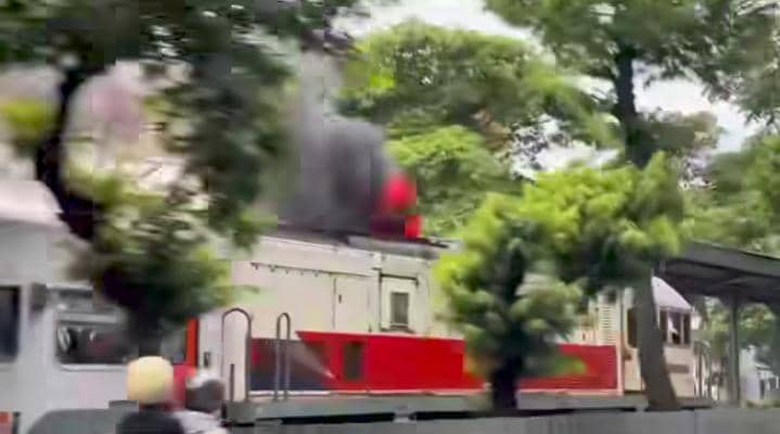Lokomotif Kereta di Surabaya Keluarkan Api, KAI: Bukan Hal Bahaya