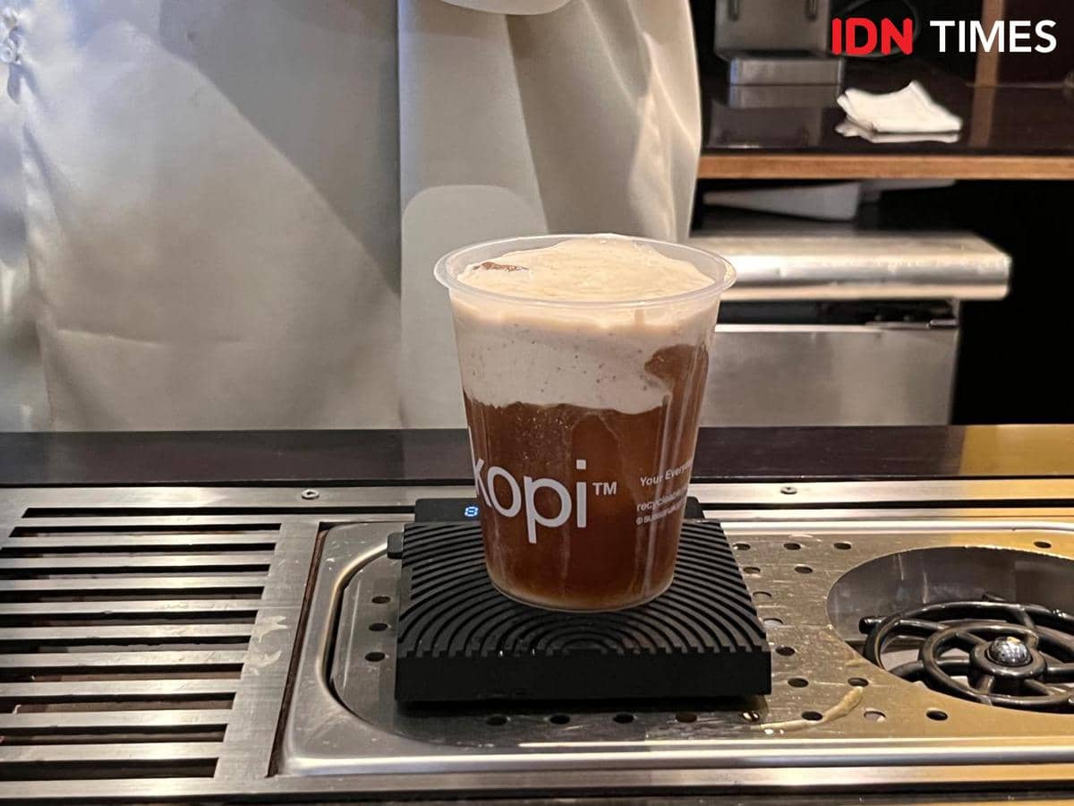 Potret proses pembuatan Golden Mont Blanc di Suasanakopi, Sarinah, Jakarta Pusat