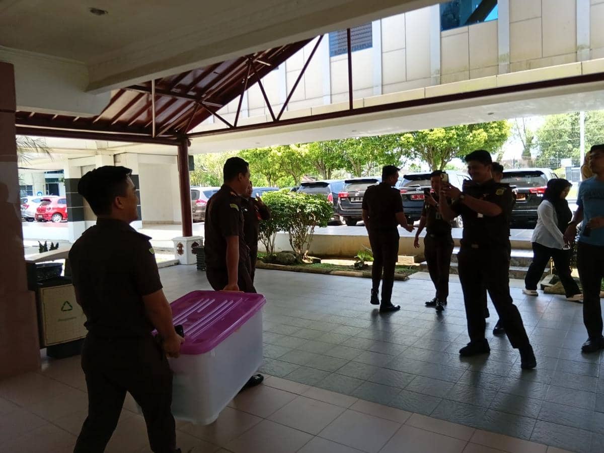 Penyidik menyita 1 boks dokumen dari kantor Pemkab Muba. (Dok. IDN Times)