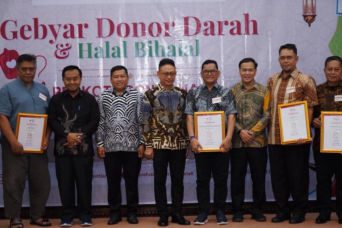 Wali Kota Pontianak berikan penghargaan kepada 63 pendonor 100 kali.