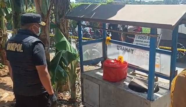 Tim Dokpol Polda Sulsel memeriksa temuan jasad bayi dalam boks di gerobak es cendol di Kabupaten Gowa, Senin (13/4/2026). Dok. Polda Sulsel