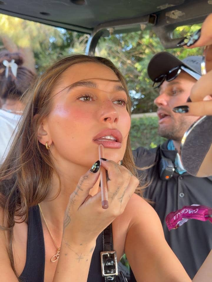 Gaya Hailey Bieber di Coachella