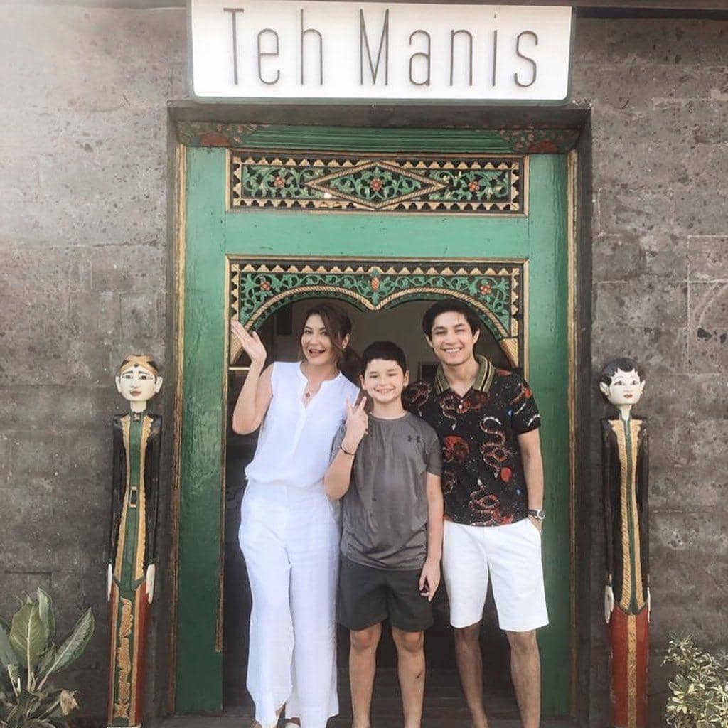 Gaya kompak Tamara Bleszynski dan anak-anak