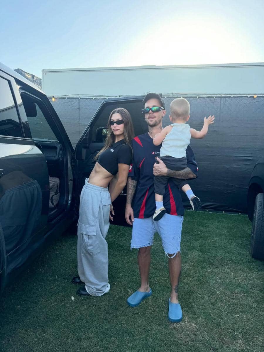 Gaya Hailey Bieber di Coachella
