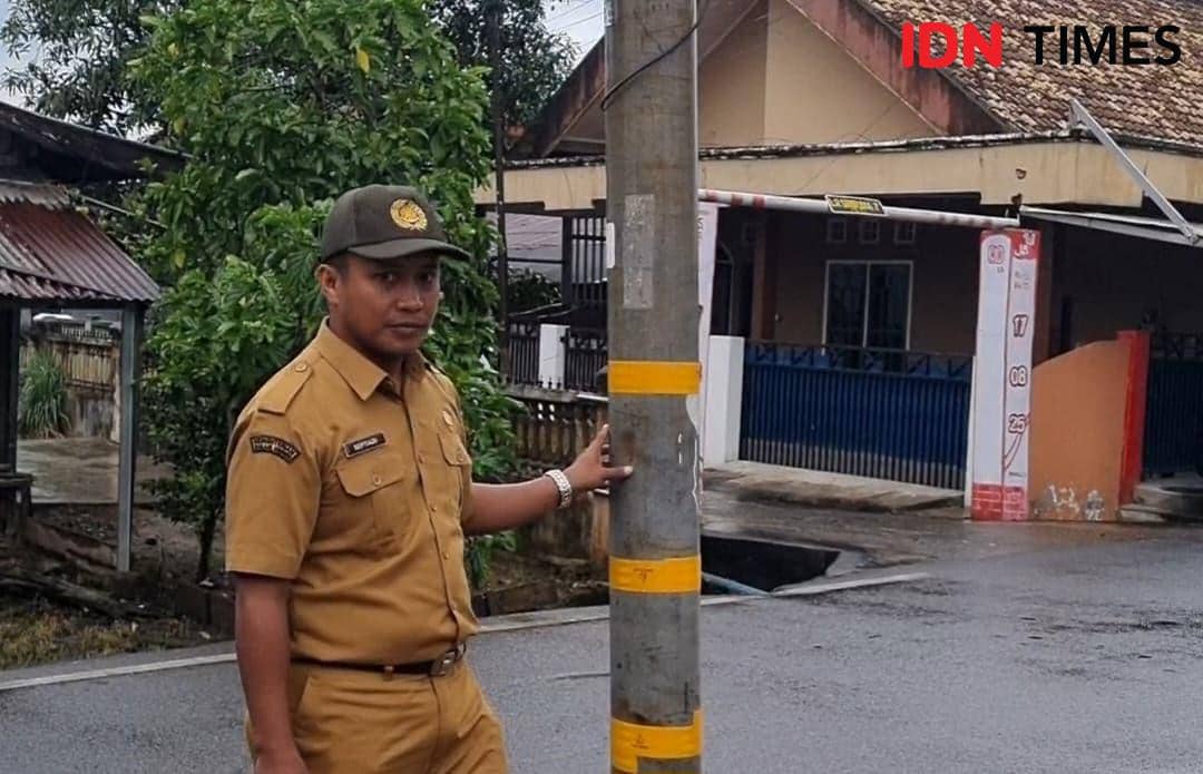 Lokasi tiang listrik yang viral karena berada di marka jalan di Kawasan Sentosa Palembang (IDN Times/Rangga Erfizal)