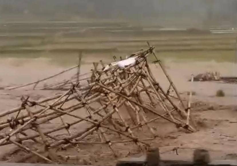 Jembatan Bambu Hanyut Diterjang Banjir, Akses Warga Nyalindung Terputus