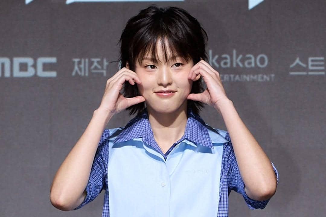 Lee Yeon pas promosi drama Korea Perfect Crown