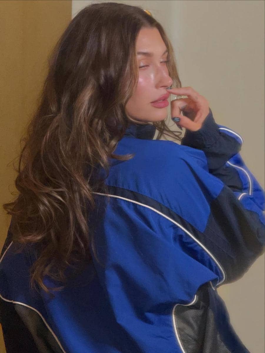 Gaya Hailey Bieber di Coachella