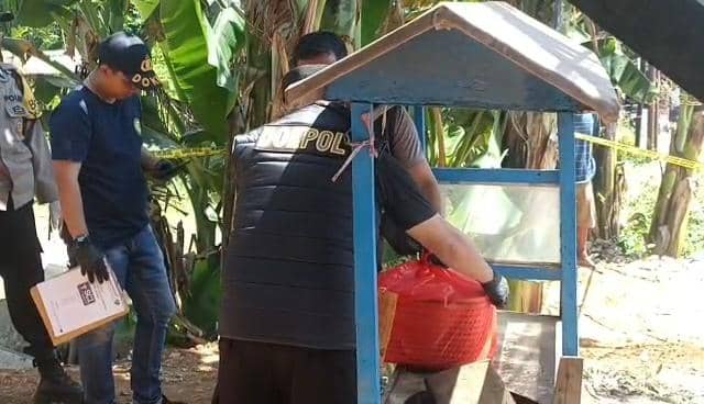Tim Dokpol Polda Sulsel memeriksa temuan jasad bayi dalam boks di gerobak es cendol di Kabupaten Gowa, Senin (13/4/2026). Dok. Polda Sulsel