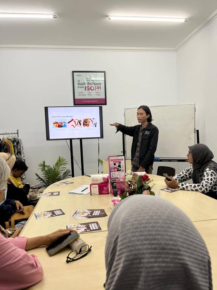 Mey Mey goes to Kampoeng