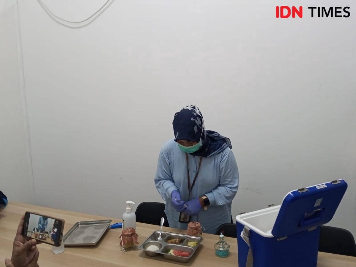Petugas dari Dinkes Bantul mengambil sampel makanan MBG untuk dikirim ke laboratorium.(IDN Times/Daruwaskita)