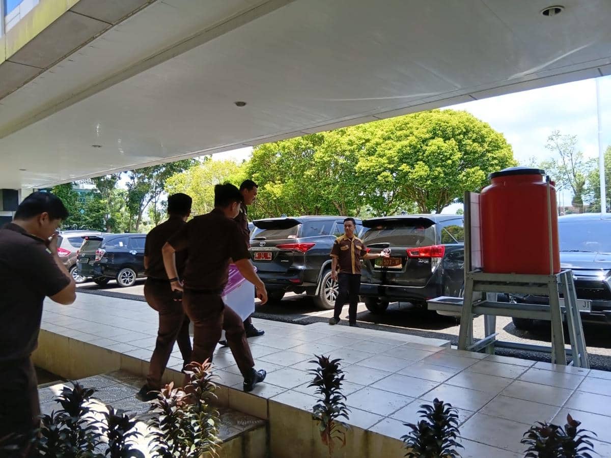 Penyidik menyita 1 boks dokumen dari kantor Pemkab Muba. (Dok. IDN Times)