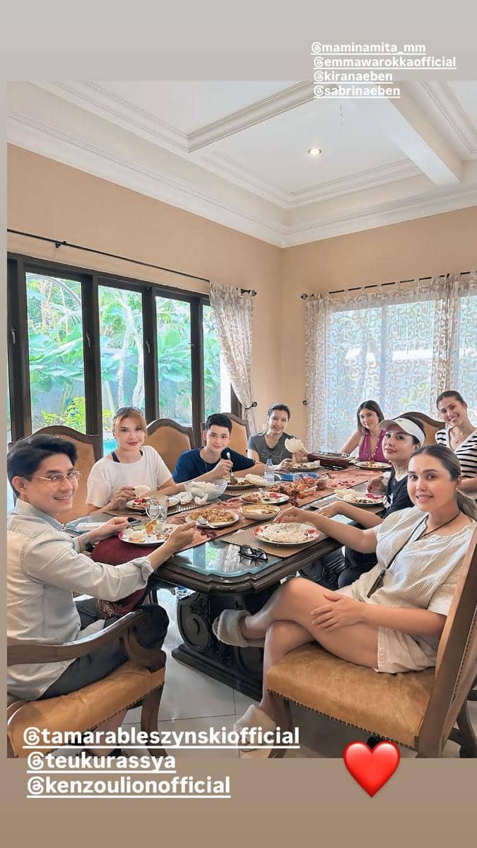 momen makan siang keluarga Tamara Bleszynsk