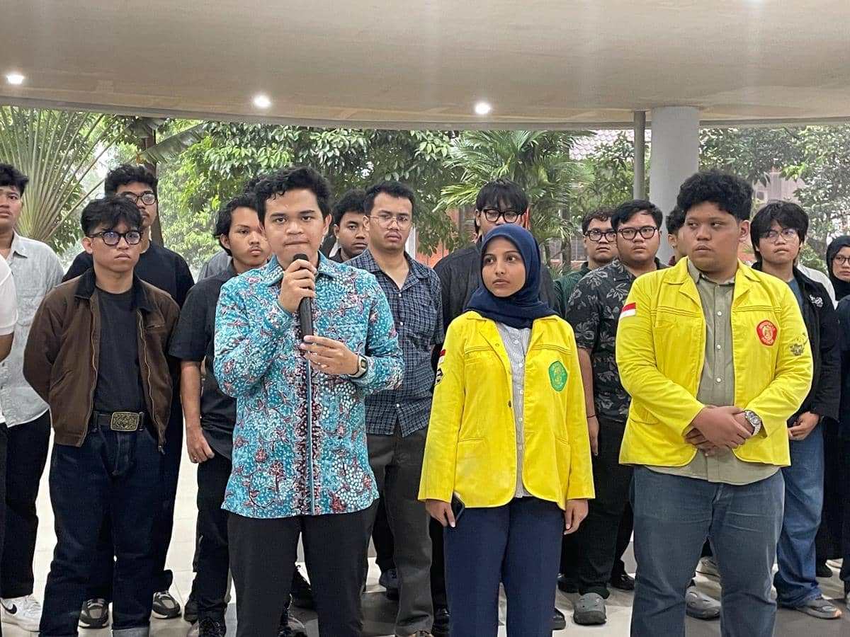 Kuasa hukum korban kasus pelecehan seksual Fakultas Hukum Universitas Indonesia (FH UI), Timotius Rajagukguk, di konferensi pers Aliansi BEM se-UI, Pusgiwa UI, Selasa (14/4/2026). (IDN Times/Yovita Arnelia)