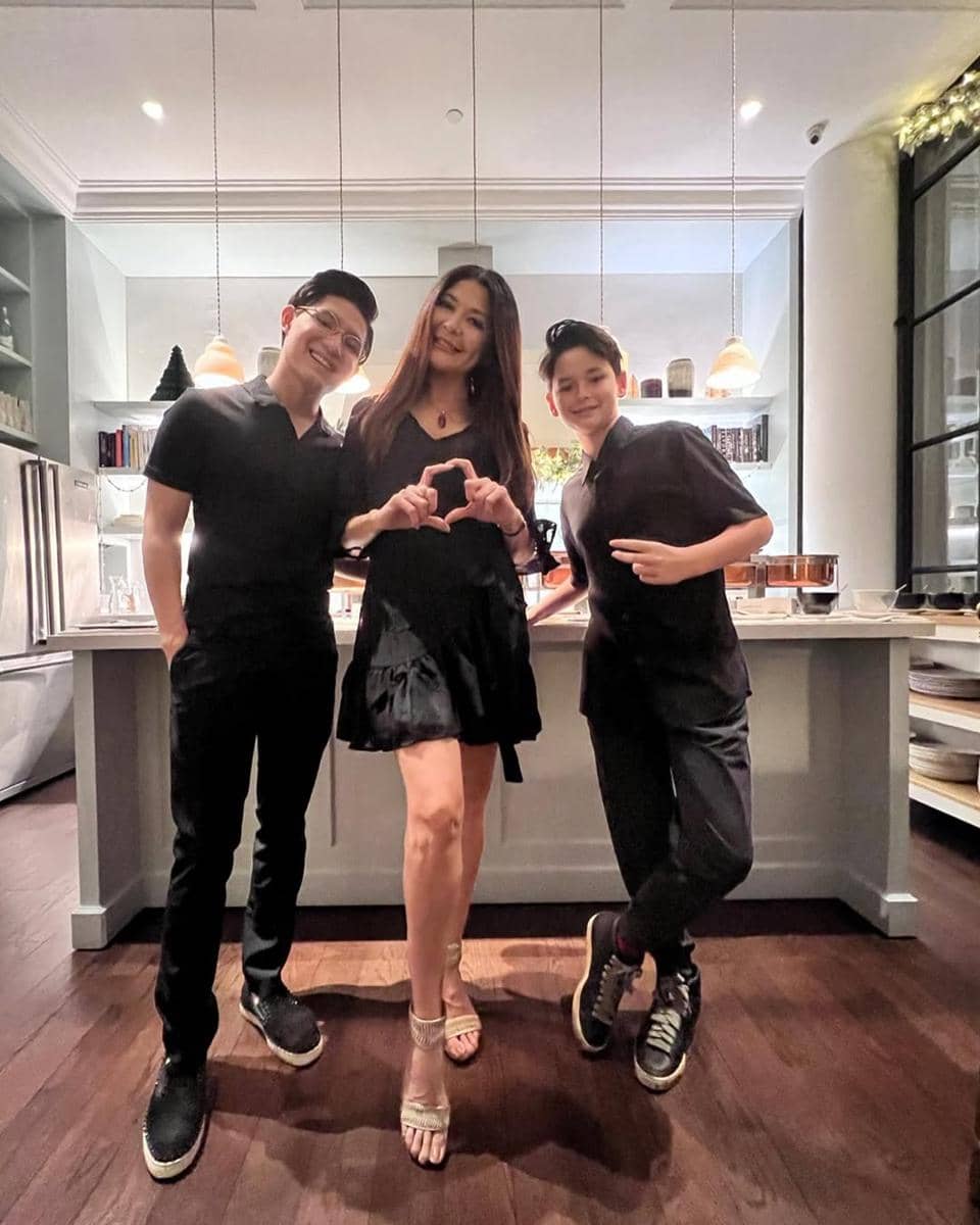 Gaya kompak Tamara Bleszynski dan anak-anak. 