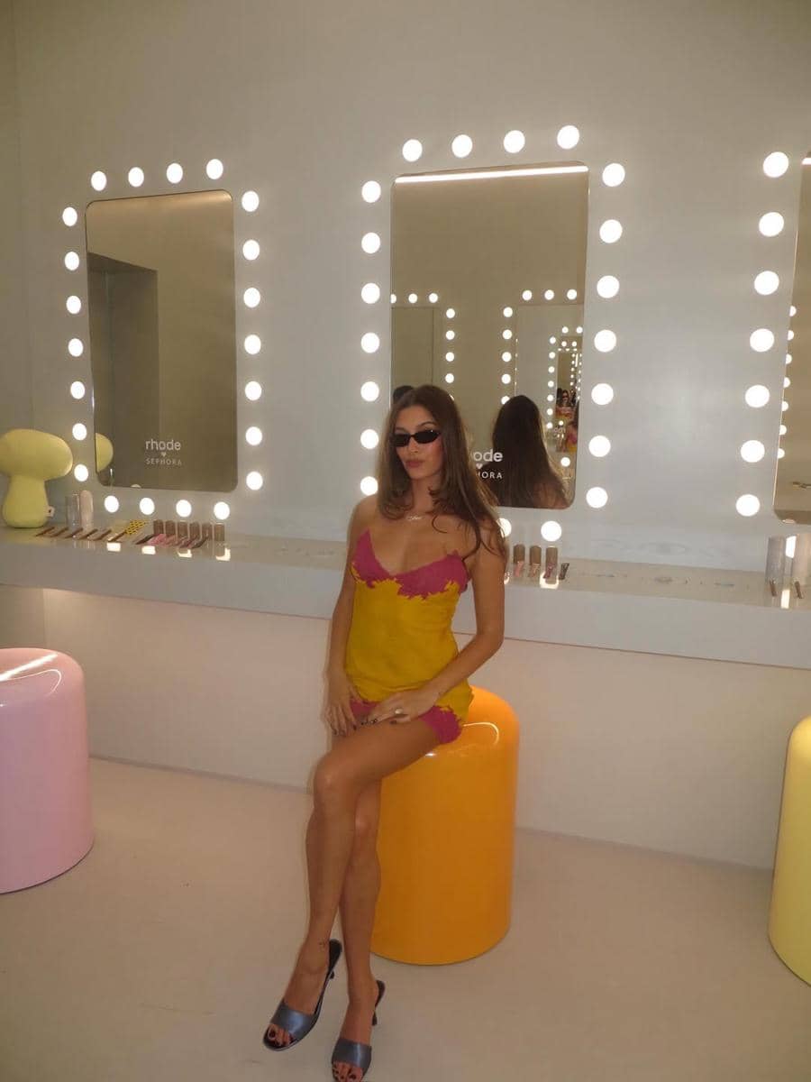 Gaya Hailey Bieber di Coachella