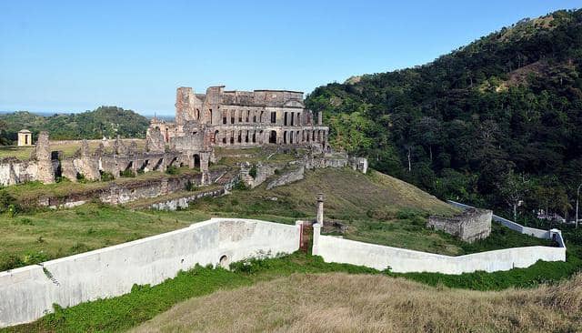 Citadelle_Laferriere_surroundings.jpg