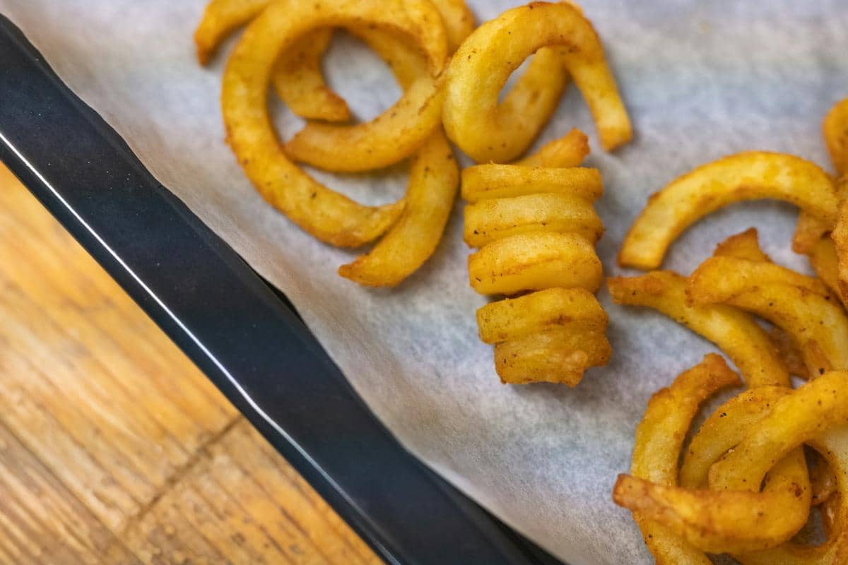 Resep Curly Fries Bumbu Keju Balado untuk Camilan Keluarga  