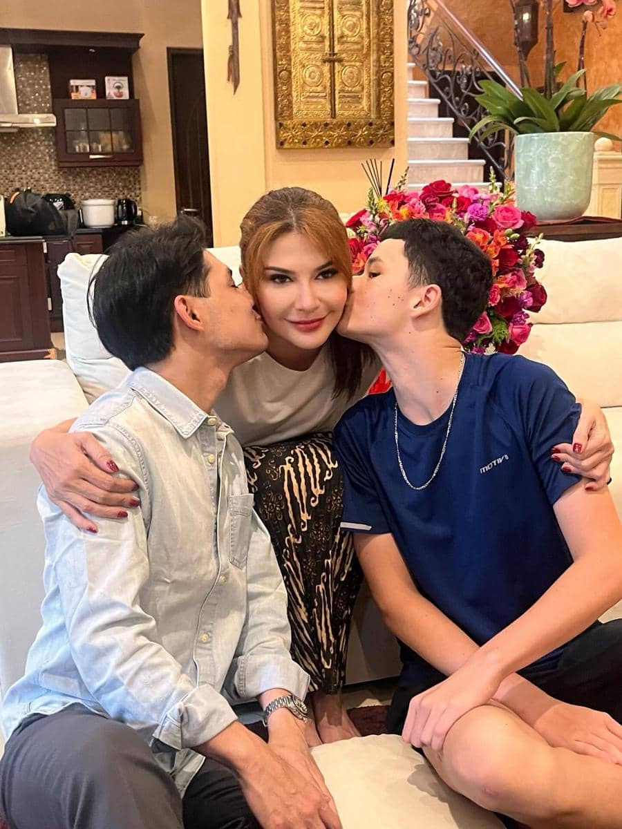 Teuku Rassya dan Kenzou Lion mencium pipi Tamara Bleszynski
