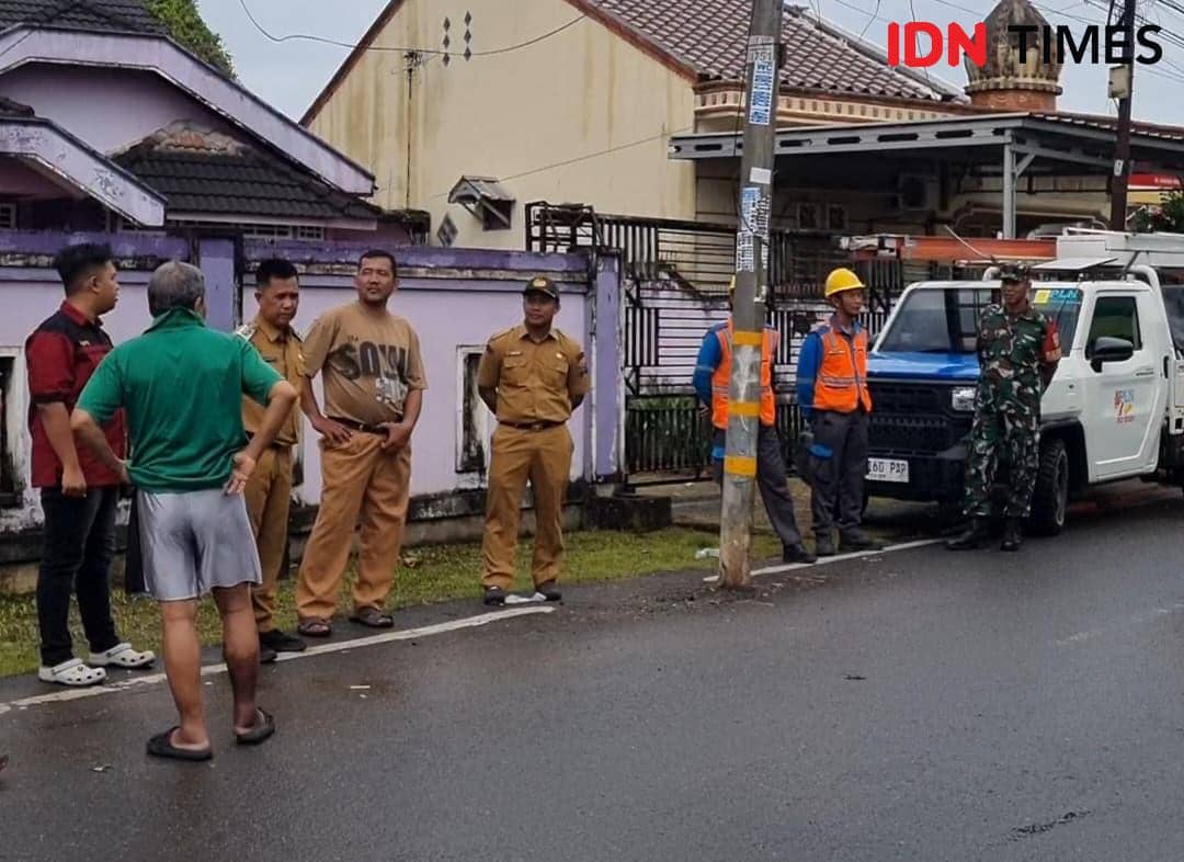 Lokasi tiang listrik yang viral karena berada di marka jalan di Kawasan Sentosa Palembang (IDN Times/Rangga Erfizal)