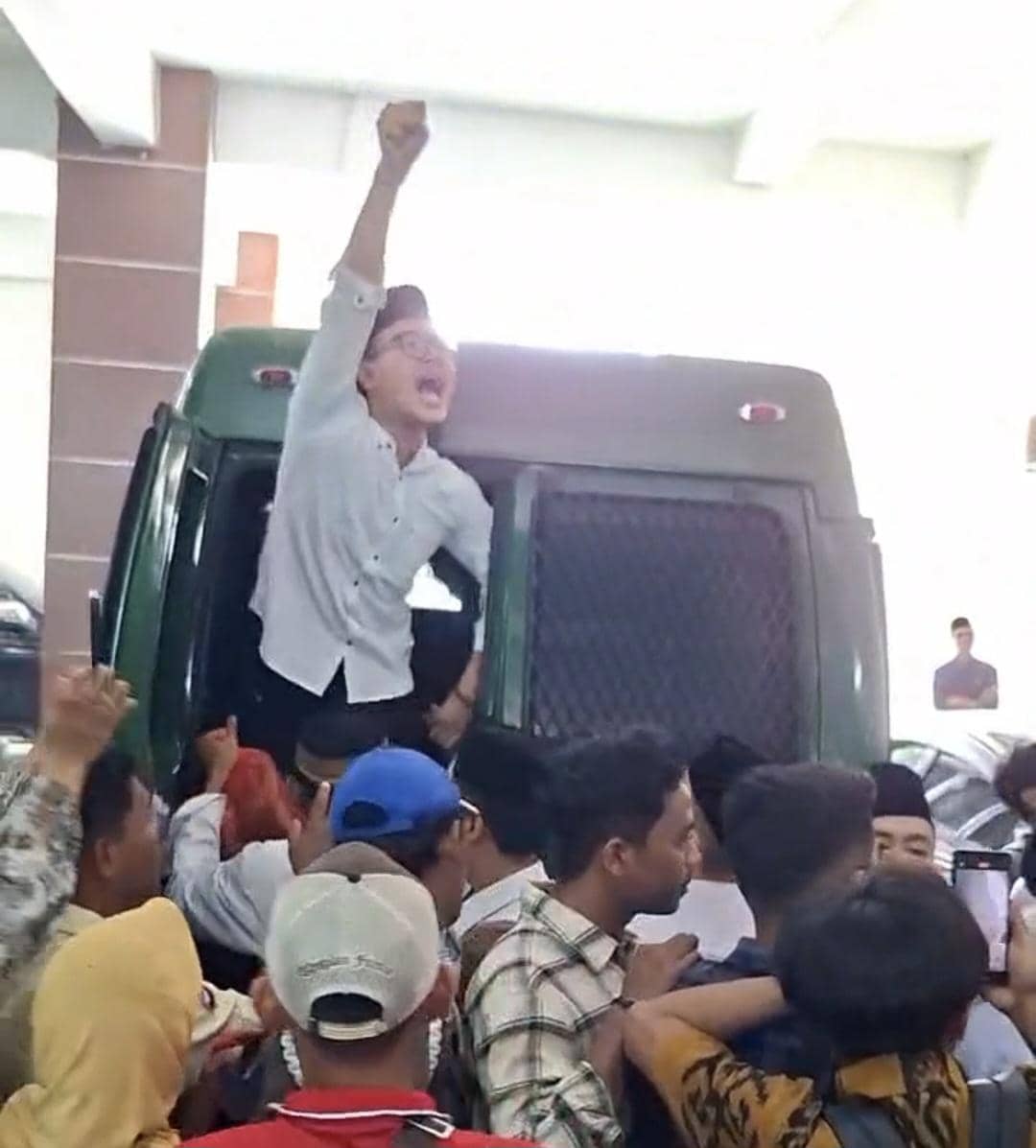 Mahasiswa digiring usai menjalani sidang di PN Serang (Dok. Khaerul Anwar)